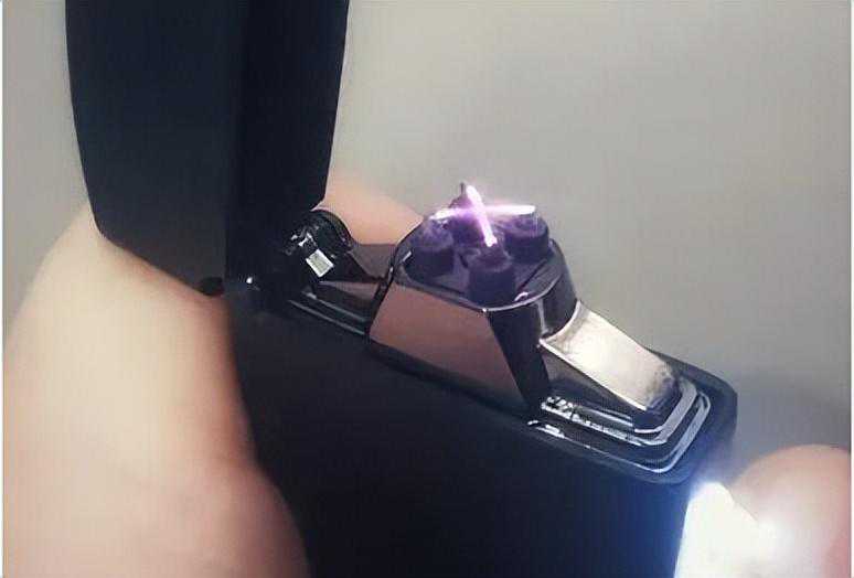 一千五百伏的高压击穿空气，产生高热量点燃物品，电弧打火机原理