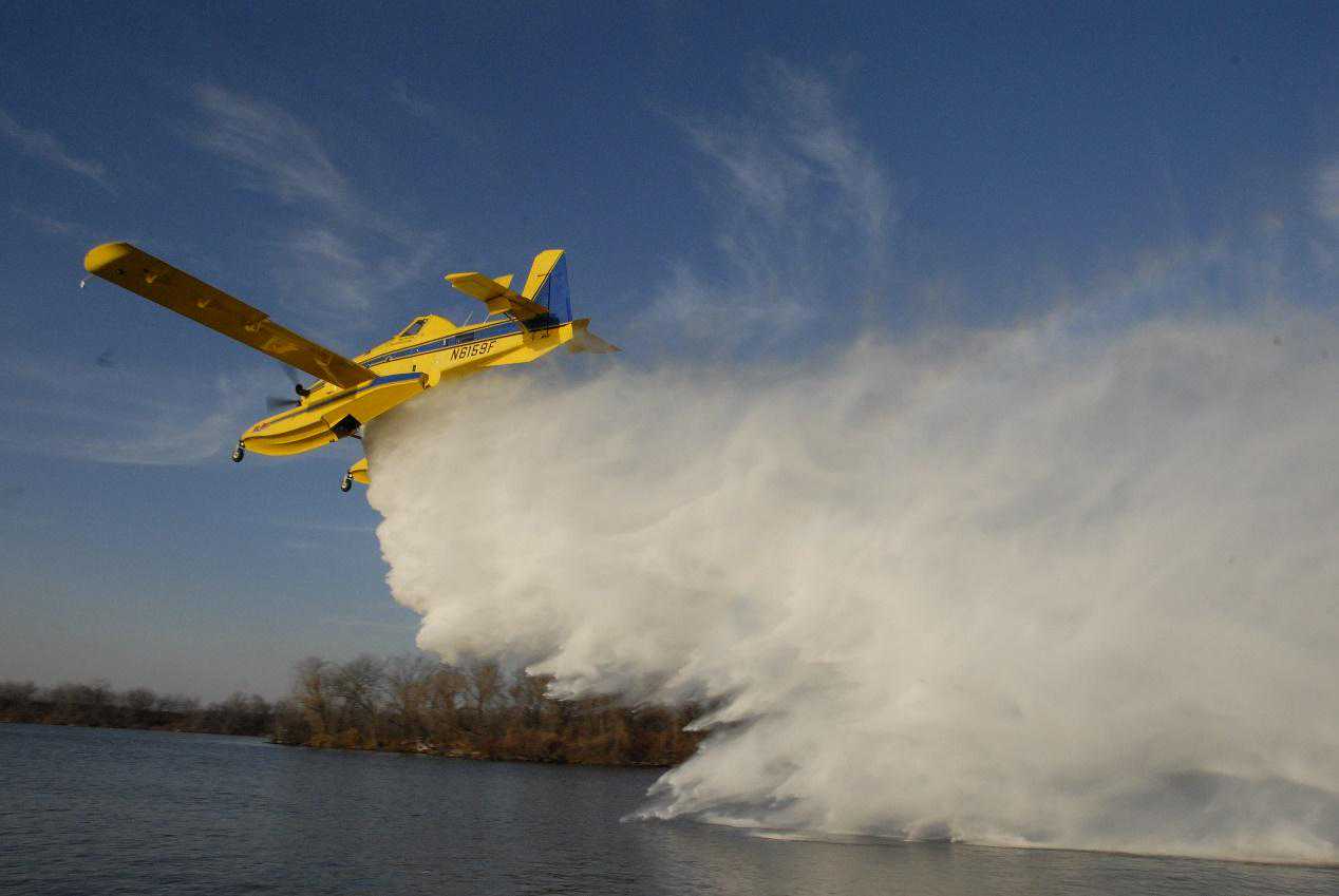一机多用，这架美国农用小飞机转上导弹就能打坦克，多国空军引进