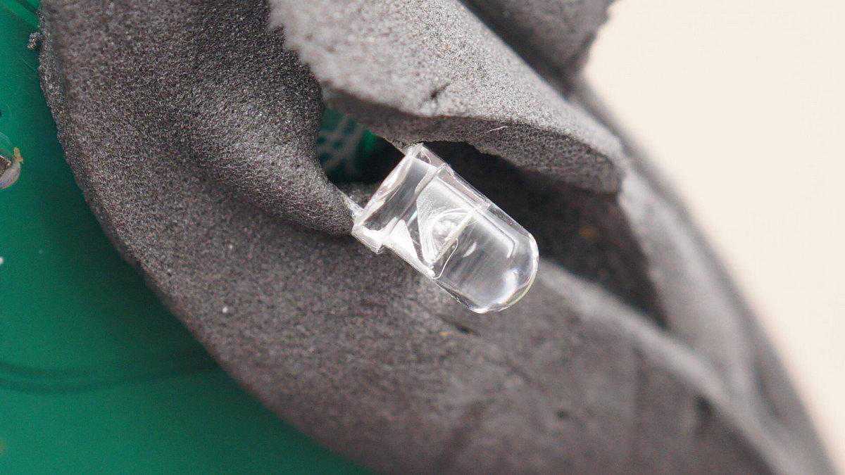 前端放大器中使用ESD二极管作为电压钳的设计