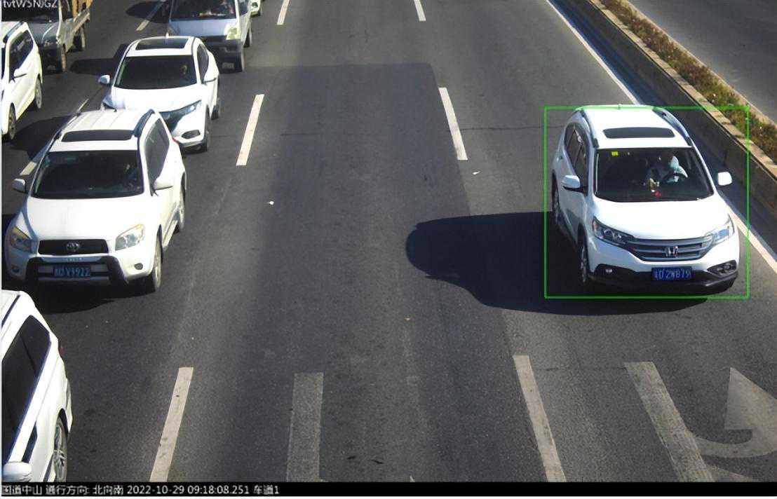 驾车时有其他妨碍安全行车的行为曝光！