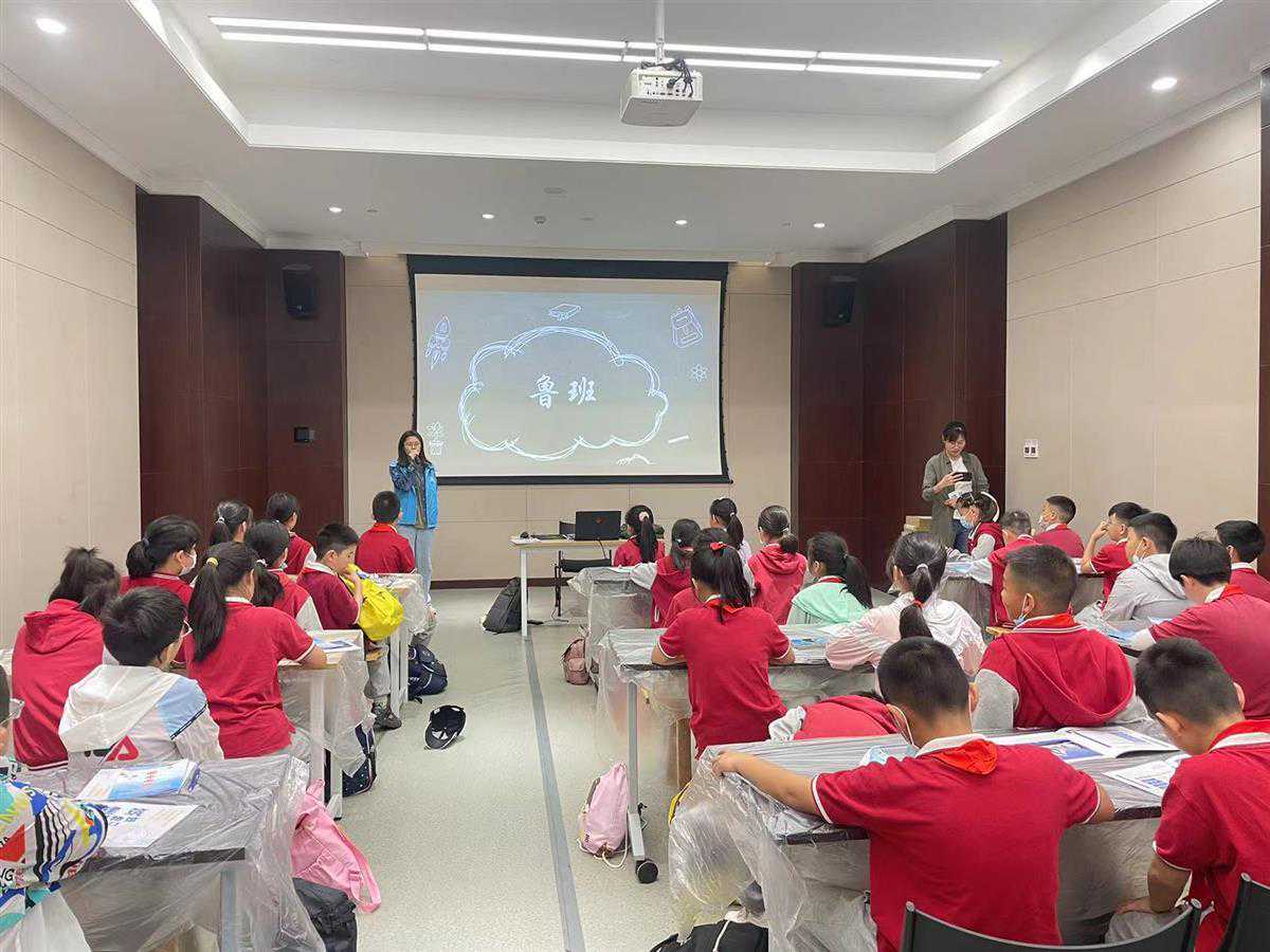 小学生走进科技馆，了解中国建筑科技魅力