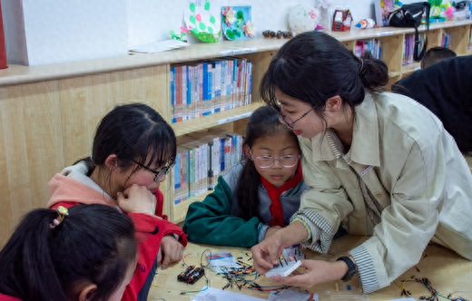 大学科技社团进中小学 点燃孩子们科技梦