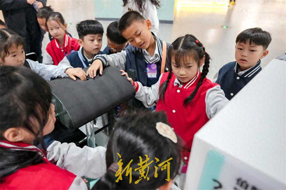筑梦启航，探索科技，经成小学师生走进山东省科技馆