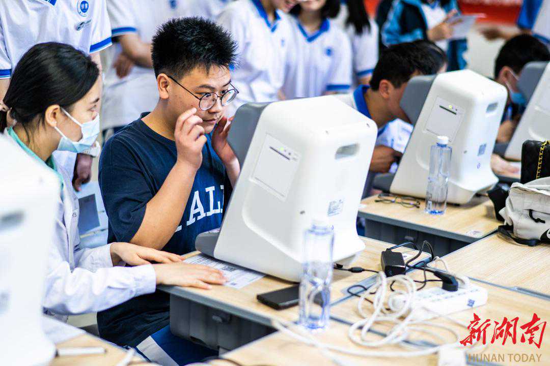 科技赋能，亮视嘉AI视力表助力近视防控