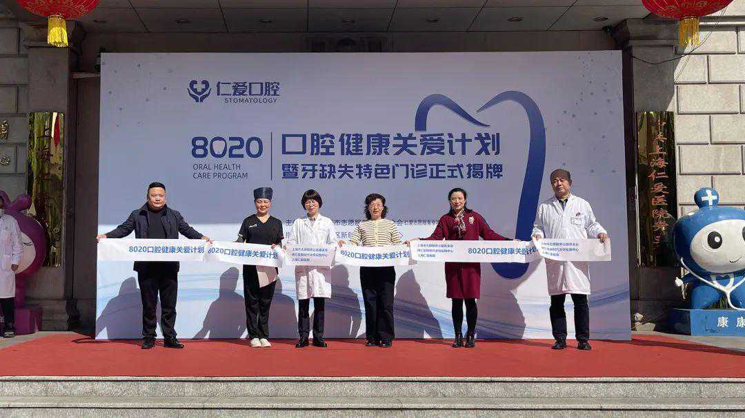 郑爽大变样，五官不协调，两只眼睛不对称，香肠嘴，满脸科技感