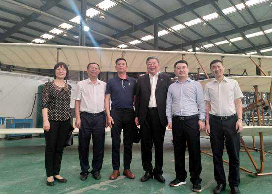 中国航空学会理事长林左鸣考察航誉科技 总经理甘兆友陪同