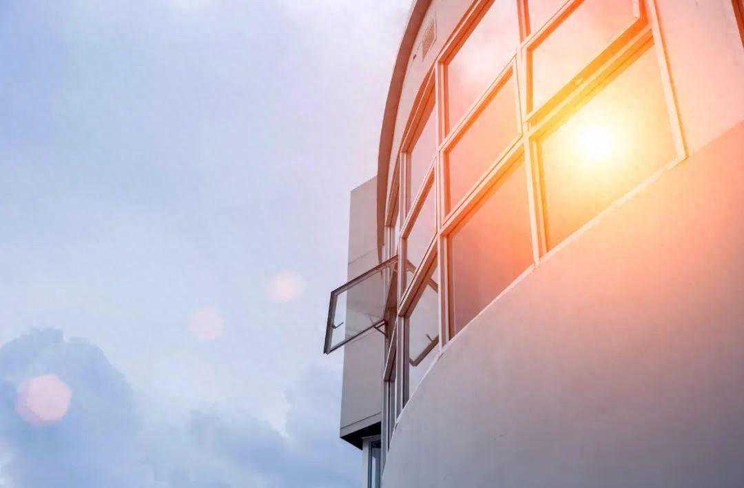 零碳科技：新型玻璃涂层可将温度降低7.2°C，显著减少建筑能耗