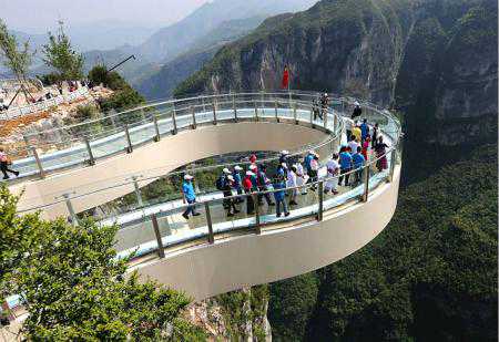 心惊肉跳！悬空栈道竟是这样修出来的 没有高科技仅凭工人双手