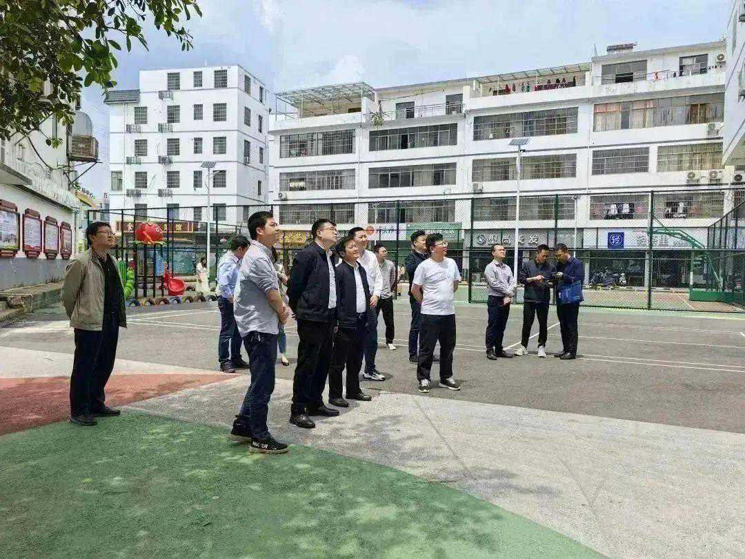 中国光华科技基金会梅峰同志一行在章贡区调研童心港湾工作