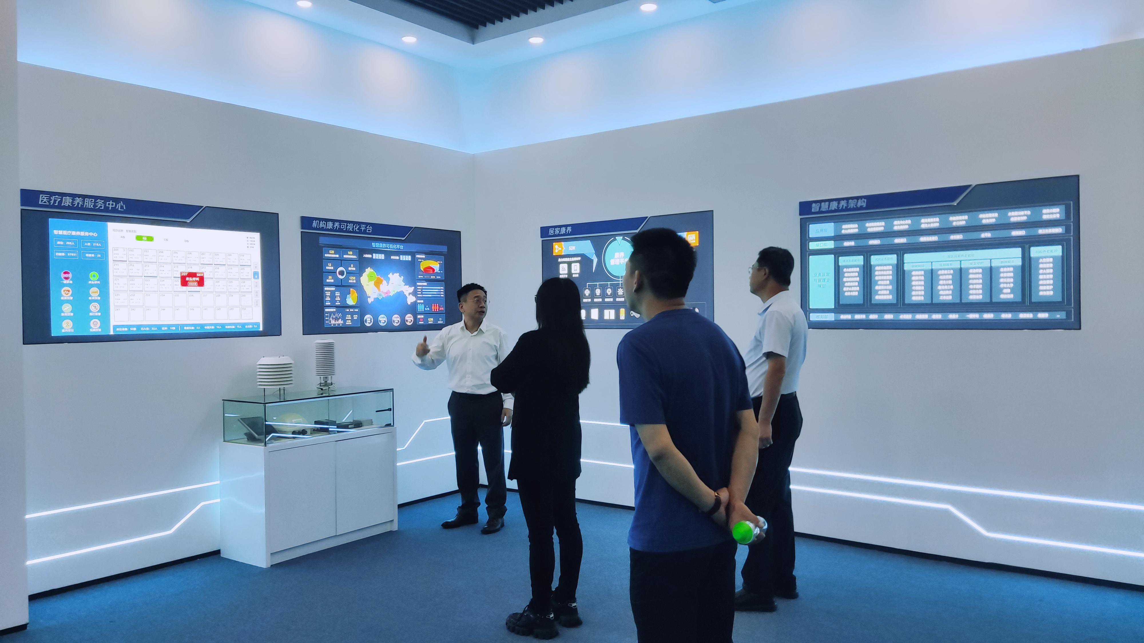 华发股份董事局副主席、总裁陈茵女士一行莅临维锐科技参观交流