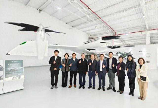 新华社上海分社社长王永前、闵行区区委副书记唐劲松等莅临时的科技调研