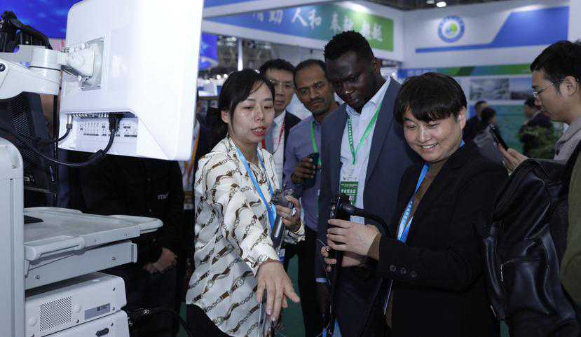 “试驾”机器人，“躺平”做理疗，武汉儿童医院携“黑科技”亮相第六届世界大健康博览会