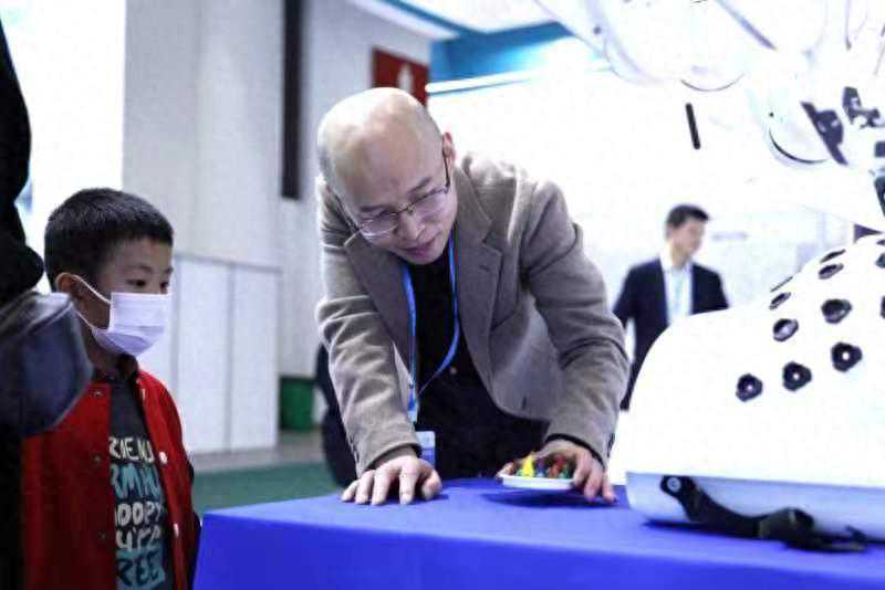 “试驾”机器人、“躺平”做理疗，武汉儿童医院携“黑科技”亮相第六届世界大健康博览会