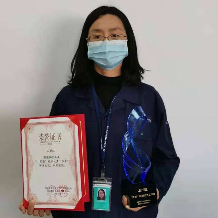 上海美维科技有限公司党支部副书记石新红做技术研发是好手，干党务工作是先锋